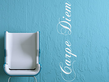 Wandspruch Carpe Diem - Nutze den Tag in Wei auf blauer Wand