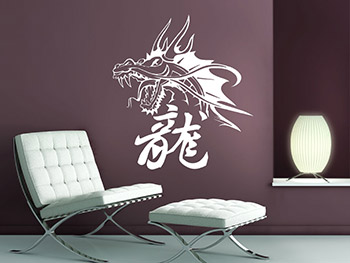 Asiatischer Drache Wandtattoo in wei auf violett gestrichener Wand