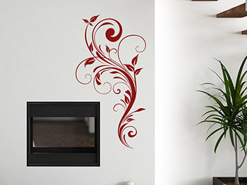 Florale Ranke als rotes Wandtattoo am Kamin