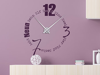 Wandtattoo Uhr in violett auf dunkler Wand