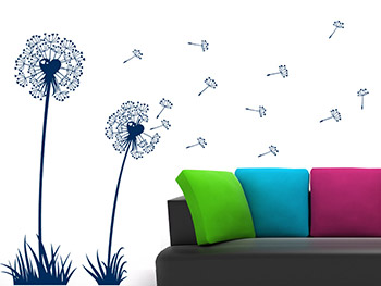 Blaue Pusteblumen neben dem Sofa