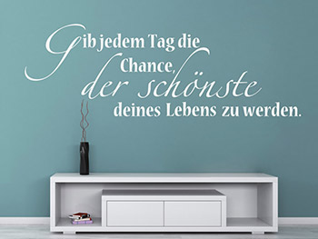 Wandtattoo auf bunter Wand: Gib jedem Tag die Chance