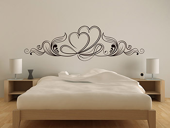 Zwei Herzen Ornament als Wandtattoo ber dem Bett