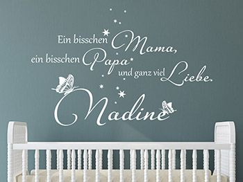 Weisses Wandtattoo Viel Liebe mit Wunschname im Babyzimmer