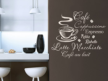 Wandtattoo Kaffee Begriffe mit Tasse auf einer braunen Wand
