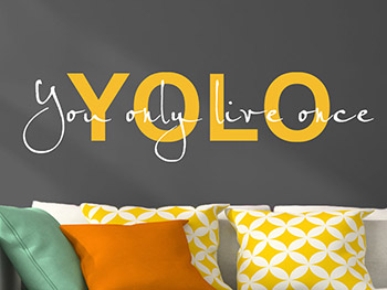 YOLO You only live once als Wandtattoo auf einer grauen Wand