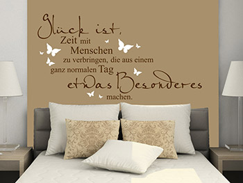 Wandtattoo Spruch Glck ist... mit Schmetterlingen im Schlafzimmer