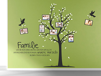 Wandtattoo Baum mit Familienfotos auf grner Wand