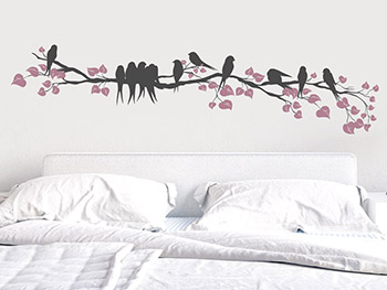 Wandtattoo Zweig mit Vogelschwarm im Schlafzimmer